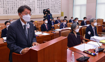법사위 전체회의에서 업무보고하는 김정원 헌법재판소 사무차장                                                                                                                                       