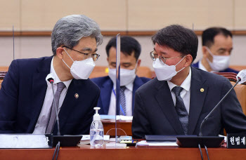 법사위 전체회의 참석한 김상환 법원행정처장-김정원 헌법재판소 사무차장                                                                                                                             