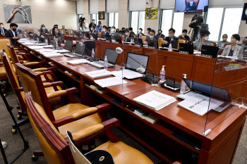국회 과학기술정보방송통신위원회 전체회의에서 퇴장한 국민의힘 의원들                                                                                                                               