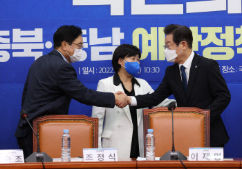 충북·충남 예산정책협의회, '악수하는 이재명-우원식'                                                                                                                                     