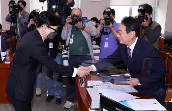 김도읍 법사위원장과 인사 나누는 한동훈 법무부 장관                                                                                                                                                