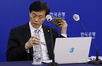 금통위 마친 뒤 기자간담회 갖는 이창용 한국은행 총재                                                                                                                                               
