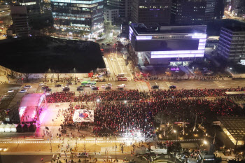 한국-우루과이 경기 응원전, 광화문에 펼쳐진 태극기                                                                                                                                                 