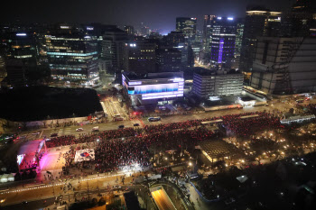 한국-우루과이 경기 응원전 광화문에 대형 태극기                                                                                                                                                    