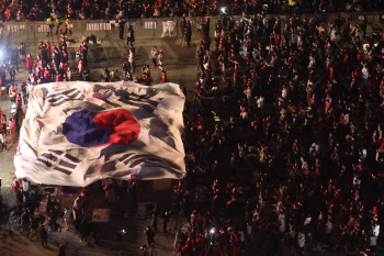 한국-우루과이 경기 응원전 광화문에 펼쳐진 대형 태극기                                                                                                                                             