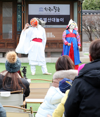 유네스코가 인정한 '한국의 탈춤'                                                                                                                                                         