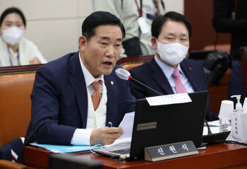 '발언하는 3성 장군 출신 신원식 의원'                                                                                                                                                    