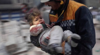  튀르키예발 강진으로 무너진 시리아 건물서 다친 아기 옮기는 구조대원                                                                                                                               