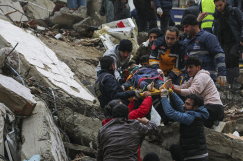  강진으로 무너진 튀르키예 건물서 부상자 옮기는 구조대원들                                                                                                                                         