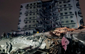  7.8 강진으로 붕괴한 튀르키예 건물                                                                                                                                                                