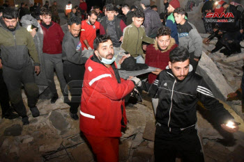  '규모 7.8 강진' 여파로 부상한 시민 옮기는 시리아 구조대원들                                                                                                                            