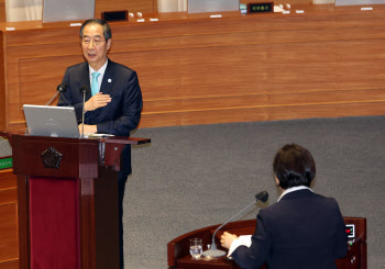 '답변하는 한덕수 총리'                                                                                                                                                                  