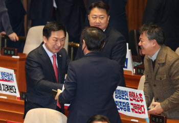'의원들과 인사하는 김기현'                                                                                                                                                              
