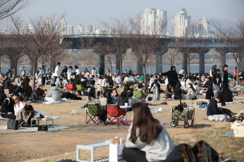 '따뜻한 봄날씨 즐기는 시민들'                                                                                                                                                           
