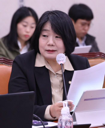 농해수위 전체회의, '의사진행 발언하는 윤미향 의원'                                                                                                                                      
