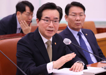 농해수위 전체회의, '답변하는 정황근 장관'                                                                                                                                               