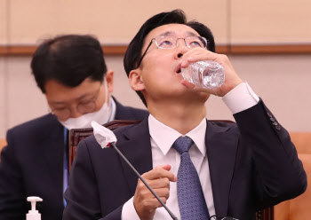 '물 마시는 김형두 헌법재판관 후보자'                                                                                                                                                    