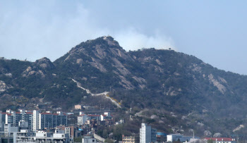서울 인왕산 산불 "대응 2단계" 정상 부근 확산                                                                                                                                            