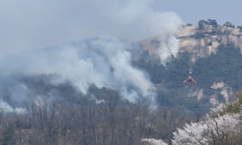 서울 한복판 인왕산에 산불... 인근 120가구 대피                                                                                                                                                    