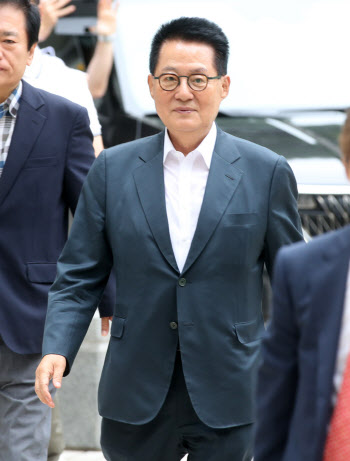  서울중앙지법 출석하는 박지원 전 국정원장                                                                                                                                                         