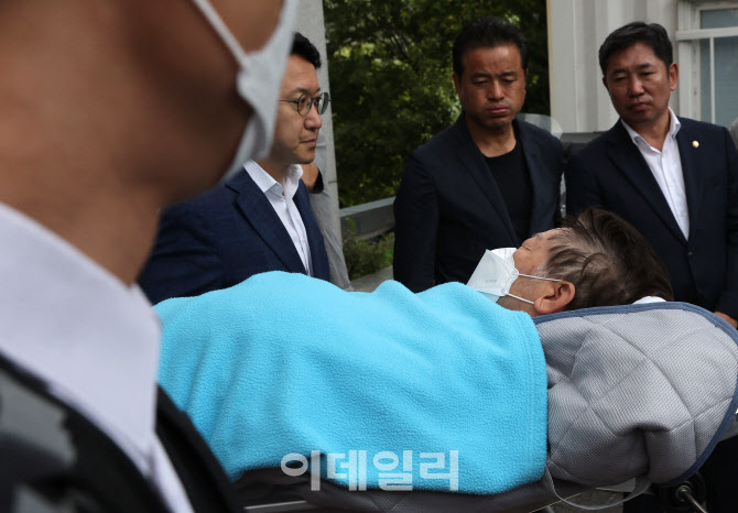 중랑구 녹색병원으로 이송되는 이재명 대표                                                                                                                                                          