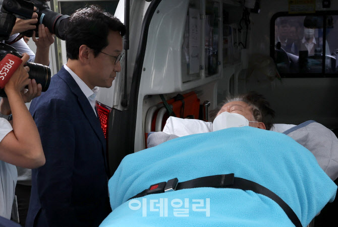 '녹색병원으로 이송되는 이재명 대표'                                                                                                                                                     