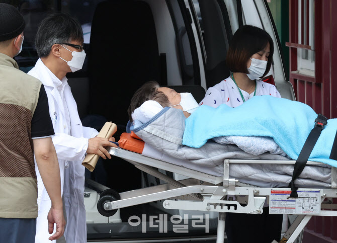 '단식 19일차' 이재명 민주당 대표, 녹색병원에서 회복 치료                                                                                                                                