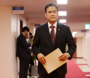  국무회의 참석하는 김영호 통일부 장관                                                                                                                                                             