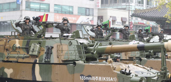 시민들께 경례!                                                                                                                                                                                    
