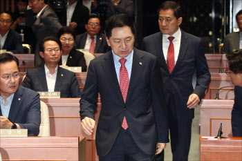 국민의힘 '긴급 의총' 들어서는 김기현 대표                                                                                                                                               