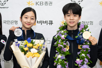 피겨 서민규·신지아 '나란히 메달 들고'                                                                                                                                                  