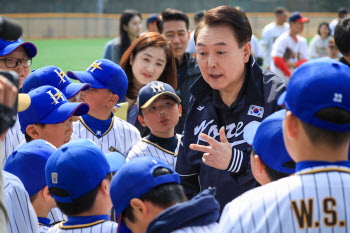  유소년 야구선수들과 대화하는 윤석열 대통령                                                                                                                                                       