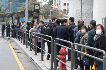 서울 시내버스 총파업, '택시 기다리는 시민들'                                                                                                                                            