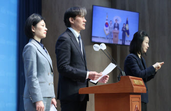 조국, '비례정당 선거운동 지나치게 제약'                                                                                                                                                 