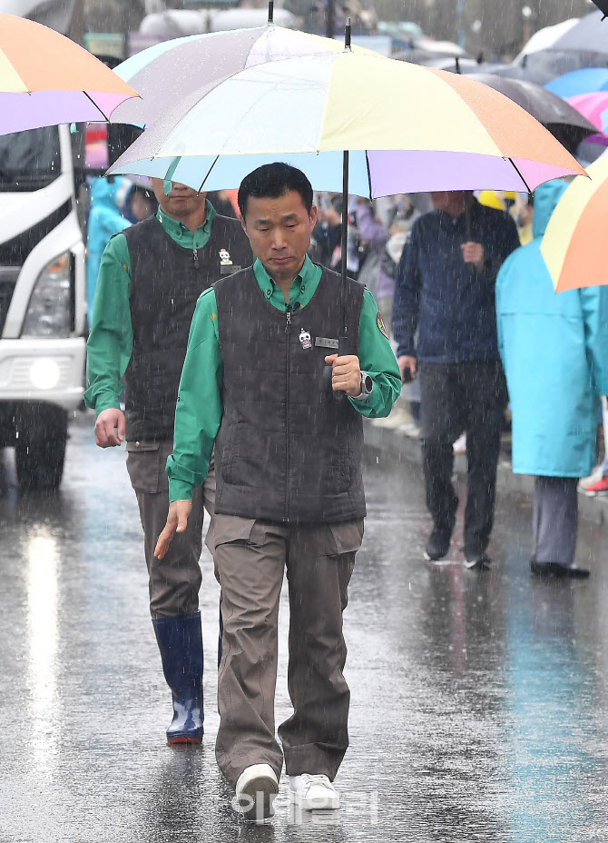 '푸바오와 작별하는 강철원 사육사'                                                                                                                                                       