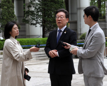  서울지법 출석하며 발언하는 이재명 대표                                                                                                                                                           