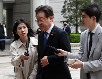  서울지법 출석하며 발언하는 이재명 더불어민주당 대표                                                                                                                                              