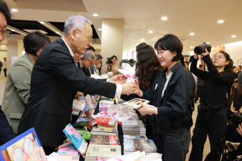 시민들에게 책 나눠주는 유인촌 장관                                                                                                                                                                