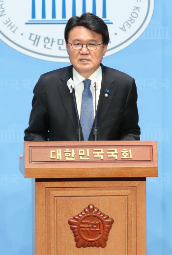 '기자회견하는 황운하 신임 원내대표'                                                                                                                                                     