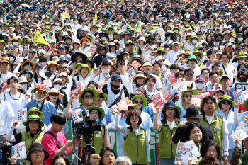 서울 광화문에서 민노총 대규모 노동절 대회 열어                                                                                                                                                    