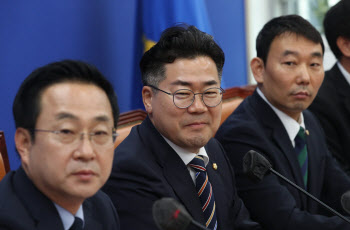 원내대책회의, '발언듣는 박찬대-박성준-김용민'                                                                                                                                           
