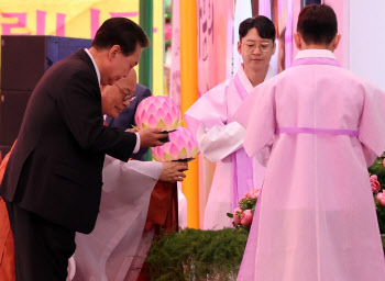 봉축법요식, '헌등하는 윤석열 대통령'                                                                                                                                                    