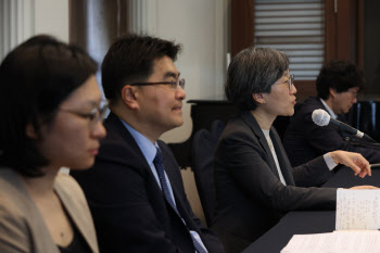 발언하는 강희경 서울의대·병원 교수협의회 비대위원장                                                                                                                                              