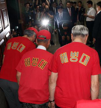 '국민의힘 의원들에게 인사하는 해병대 예비역연대'                                                                                                                                        