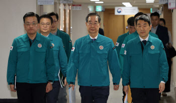 의료개혁 관련 브리핑 향하는 한덕수 총리와 국무위원들                                                                                                                                              