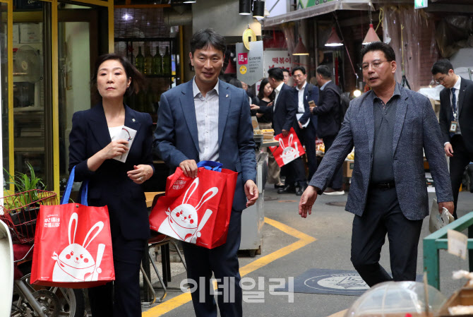  장바구니 든 오영주 장관과 이복현 원장                                                                                                                                                            