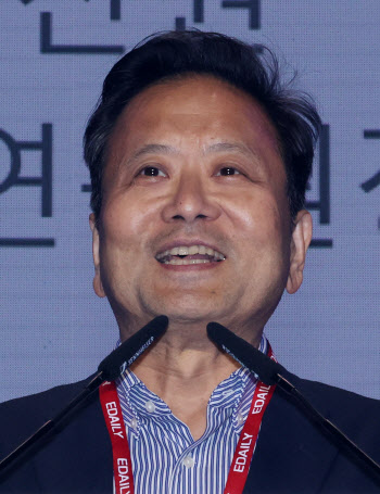 이데일리 전략포럼에서 발표하는 현진권 강원연구원 원장                                                                                                                                             