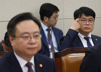 '조규홍 장관 바라보는 임현택 회장'                                                                                                                                                      