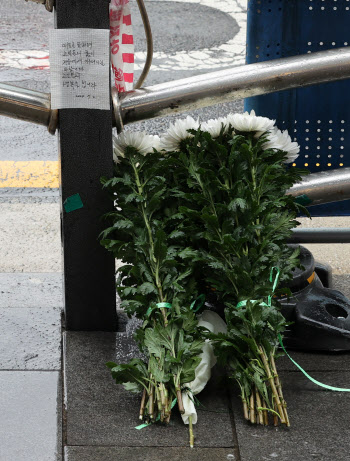 사고현장에 놓인 국화 꽃                                                                                                                                                                           
