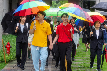  승소 후 손잡고 법원 떠나는 동성 커플                                                                                                                                                             